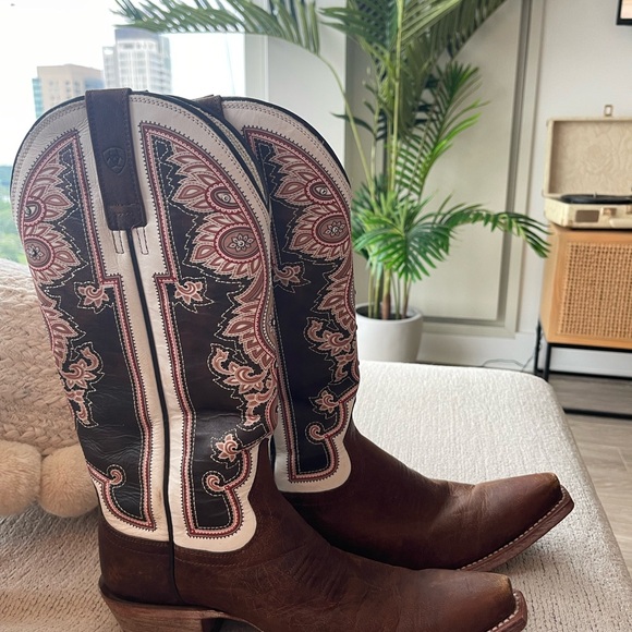Ariat Shoes - Beautiful Lightly Worn Cowgirl Boots! 🤠
